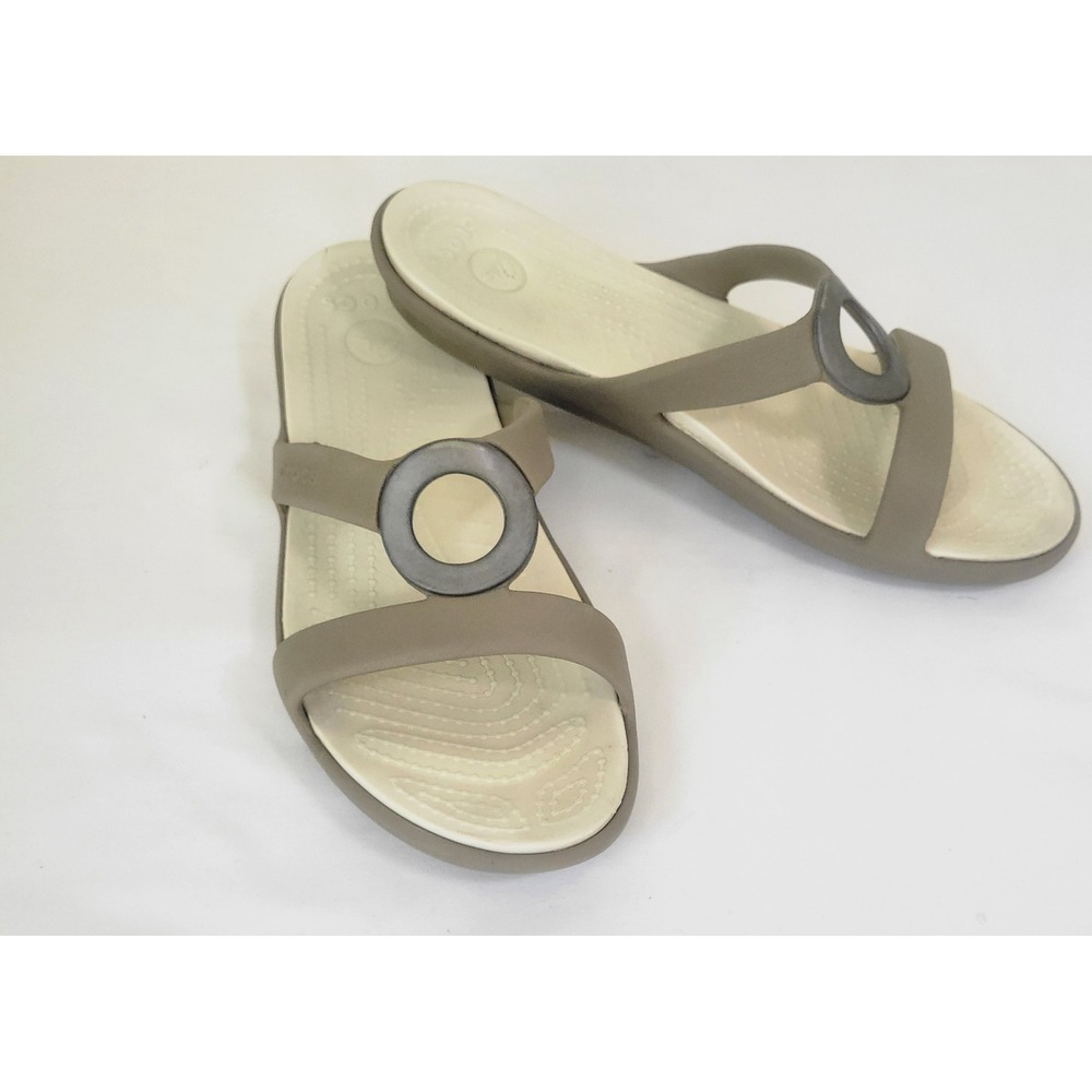 Crocs Sanrah Hammered Circle Sandals Womens 8 Taupe Cream Wedge Slide 204011
